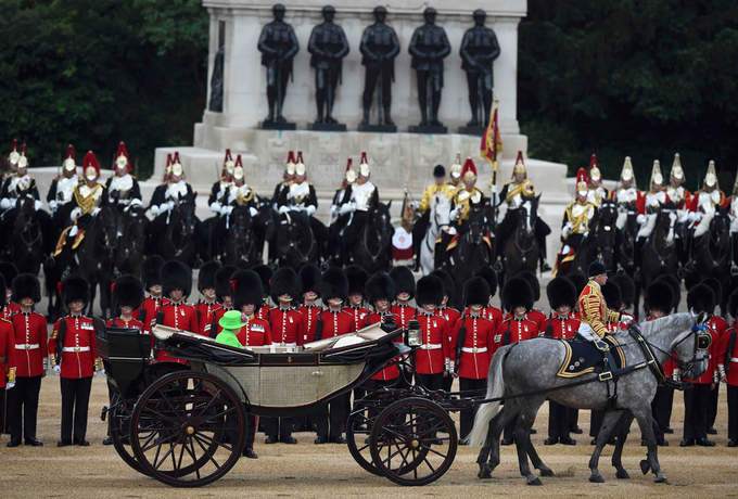 Quốc khánh Vương Quốc Anh đang được kỷ niệm rất trang trọng tại London với nhiều hoạt động đặc sắc. Hãy xem hình ảnh để tận hưởng không khí tưng bừng và phấn khởi trong ngày lễ này.